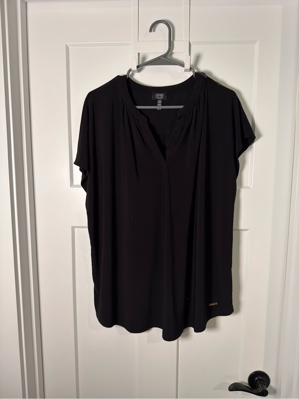 Jones New York Black V-Notch Short-Sleeve Blouse